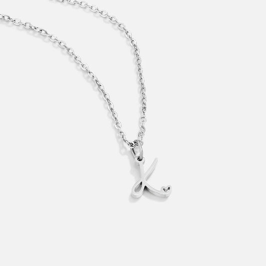 Collar con corazón de letras en tono plateado