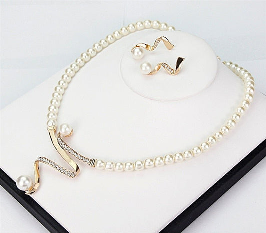 Elegant Pearl Jewelry Set: Necklace and Earrings