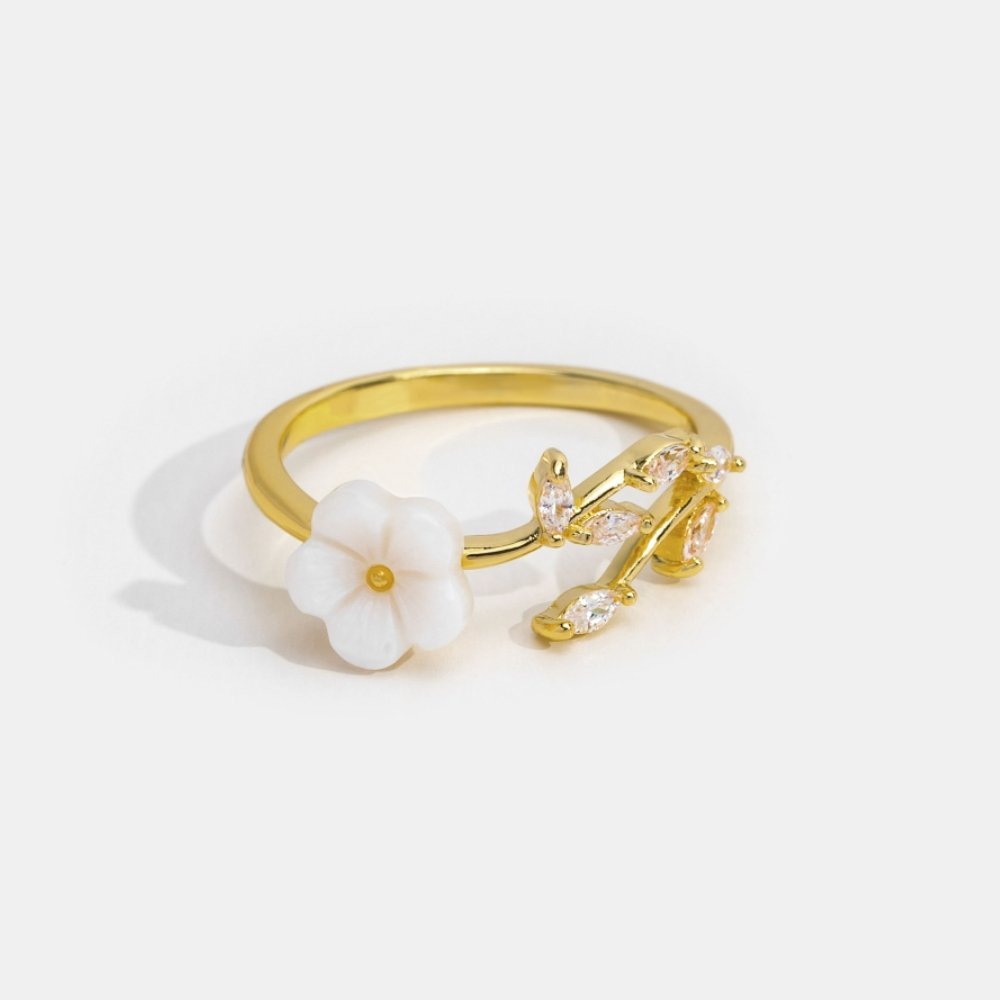 Estela - Elegant White Floral Ring