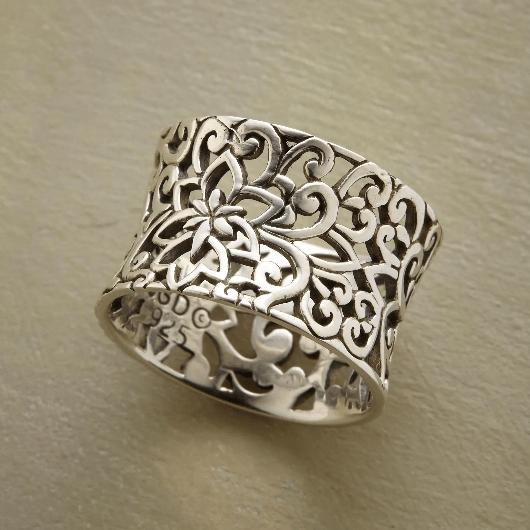 Carolina - Antique Hollow Silver Band