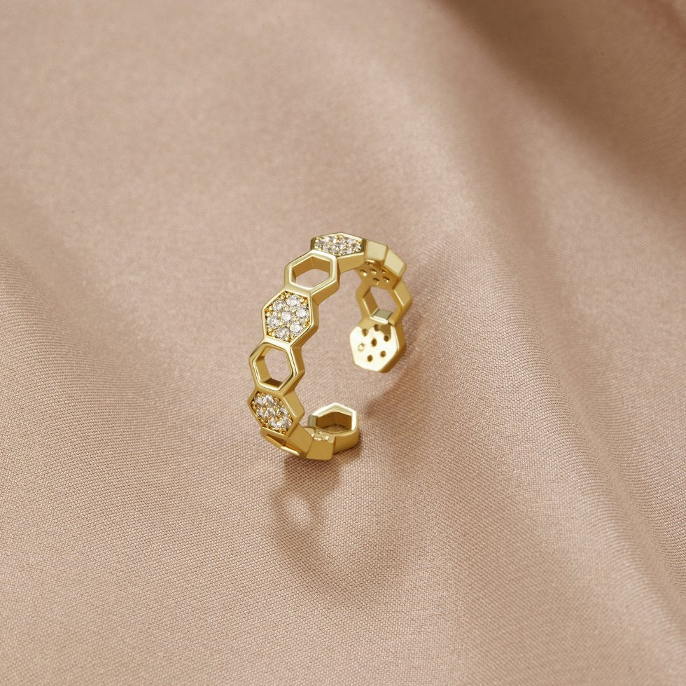 Cinthia - Elegant Gold Ring Adorned with Crystals