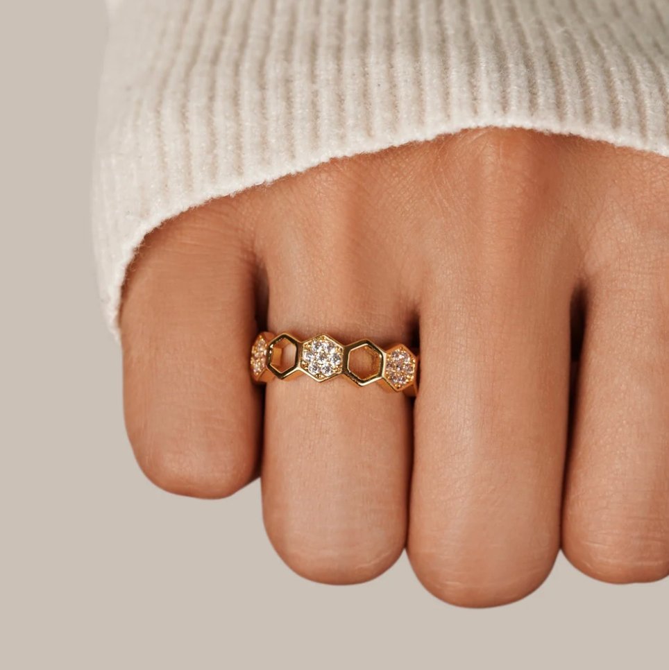 Cinthia - Elegant Gold Ring Adorned with Crystals