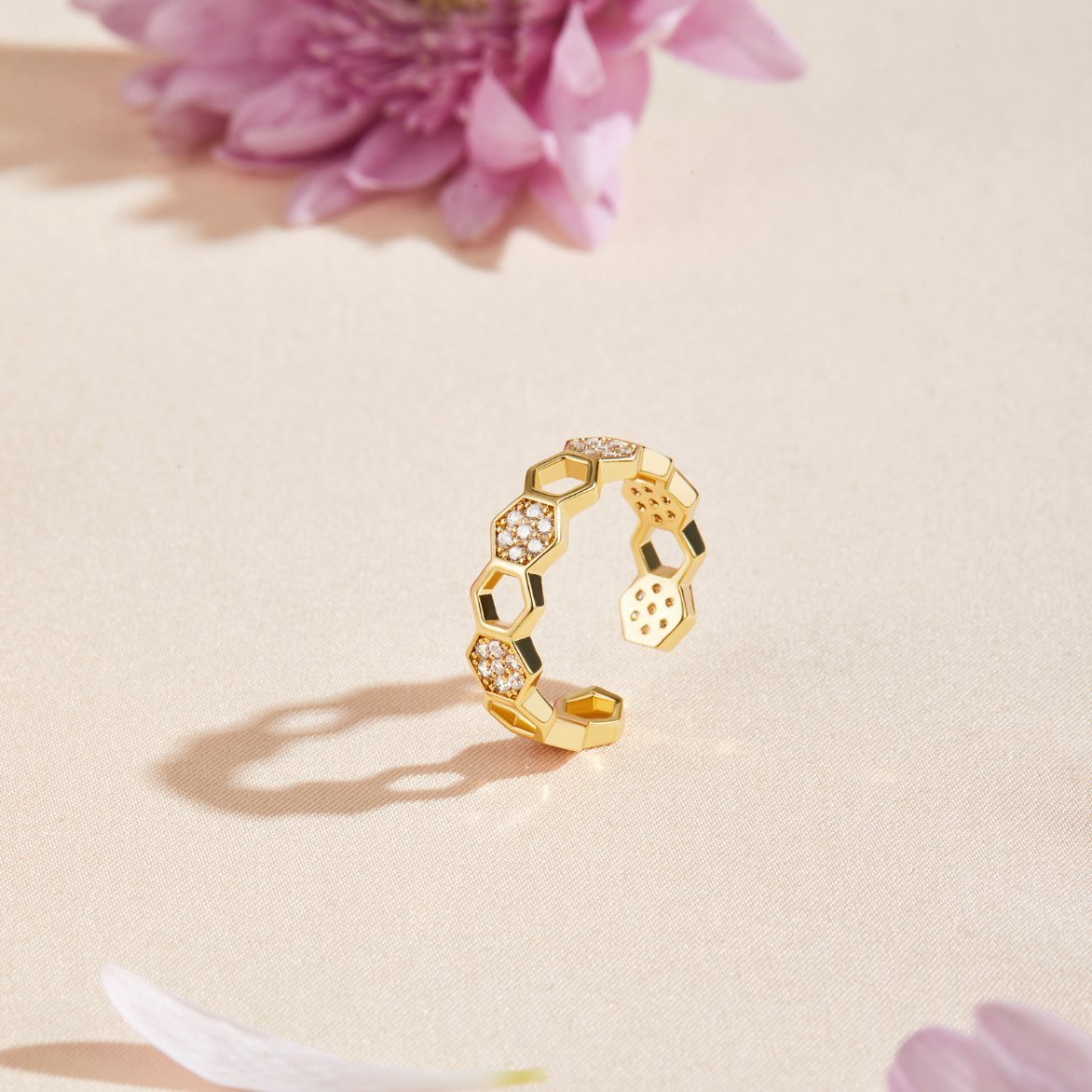 Cinthia - Elegant Gold Ring Adorned with Crystals