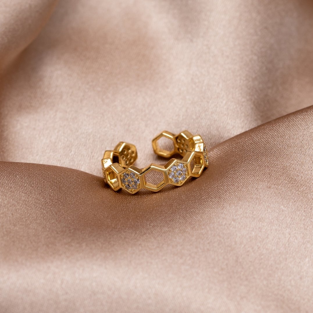 Cinthia - Elegant Gold Ring Adorned with Crystals