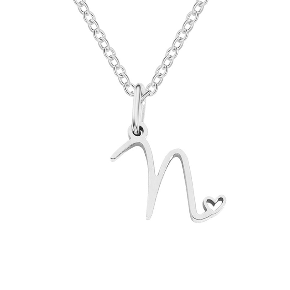 Collar con corazón de letras en tono plateado