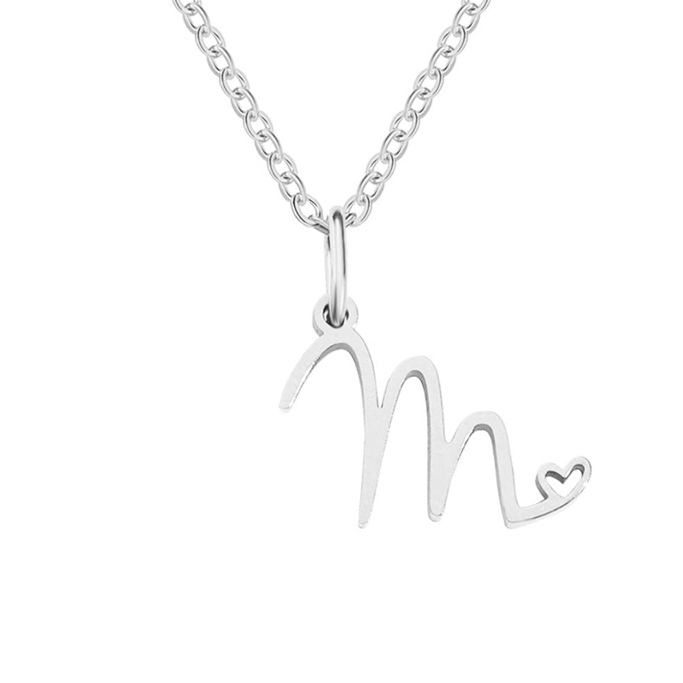 Collar con corazón de letras en tono plateado