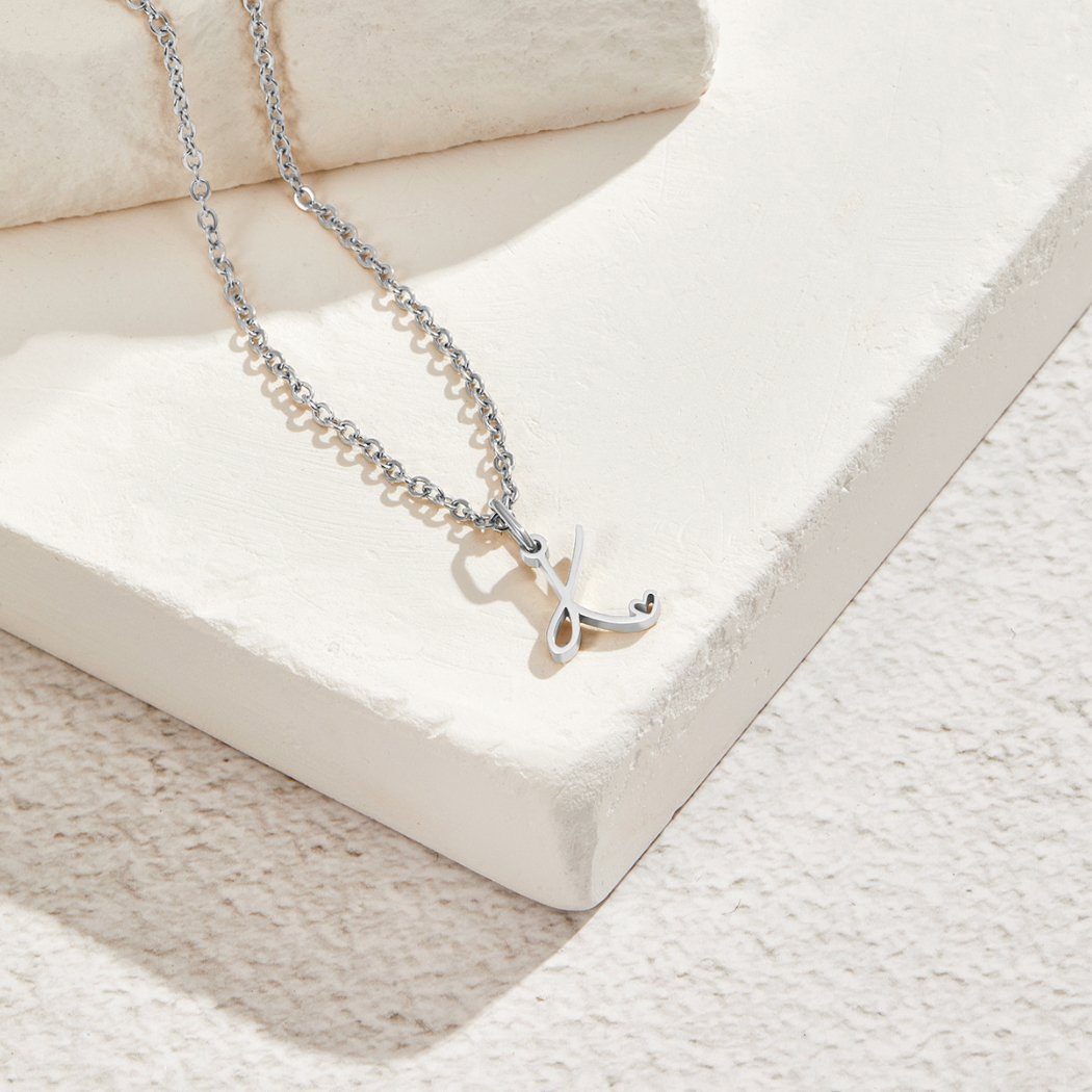 Collar con corazón de letras en tono plateado