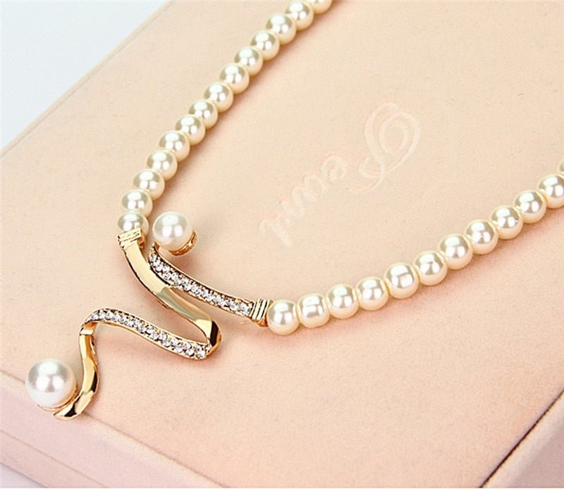 Elegant Pearl Jewelry Set: Necklace and Earrings
