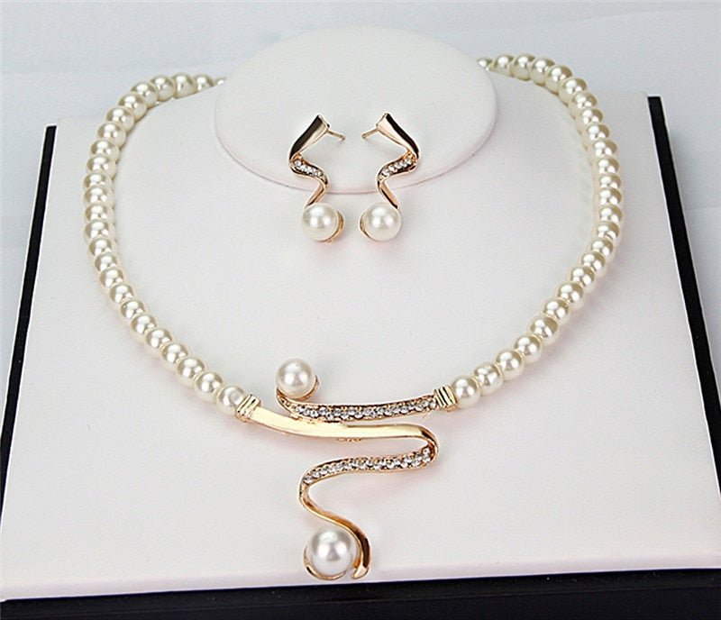 Elegant Pearl Jewelry Set: Necklace and Earrings