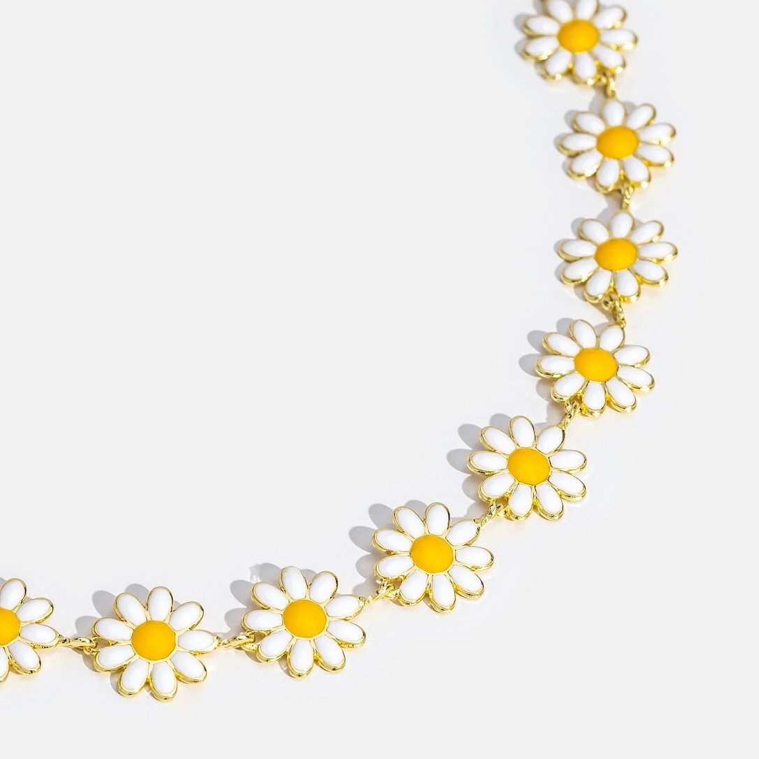 Elegant White Daisy Pendant Necklace
