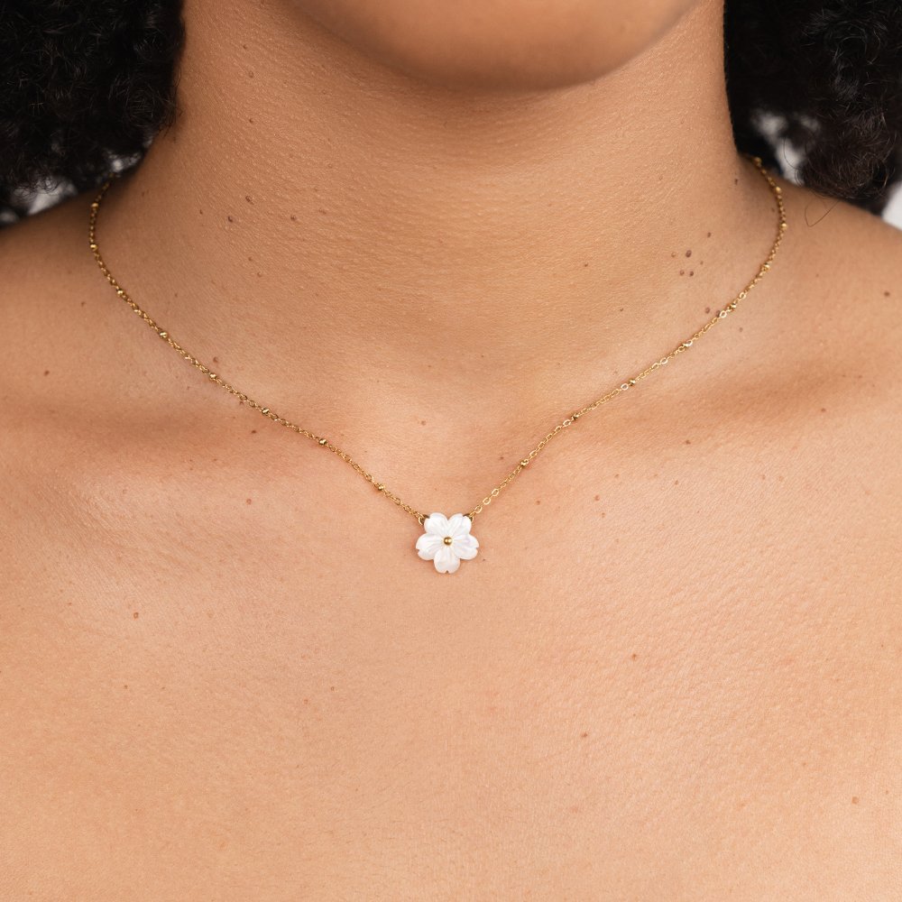 Elegant White Floral Necklace