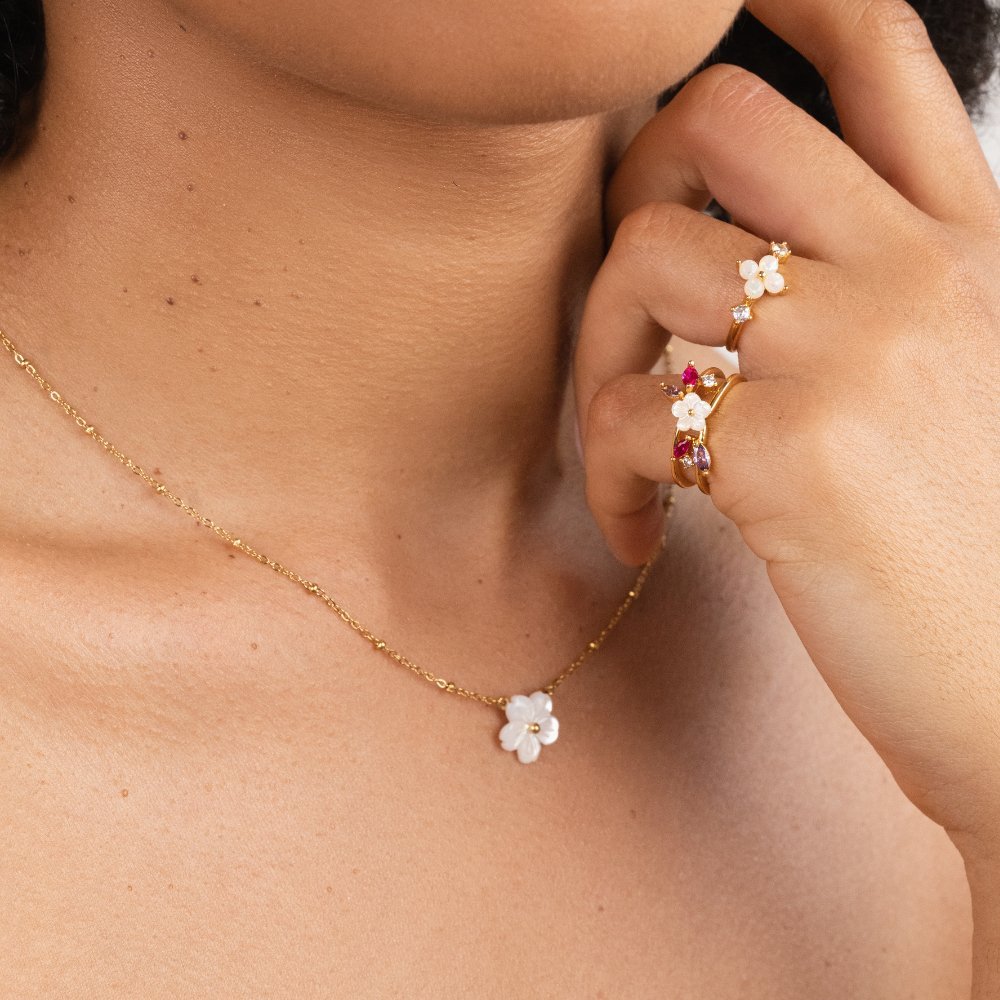 Elegant White Floral Necklace