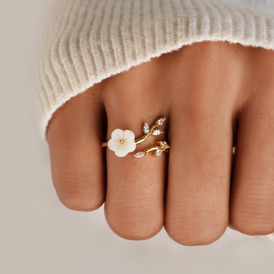 Estela - Elegant White Floral Ring