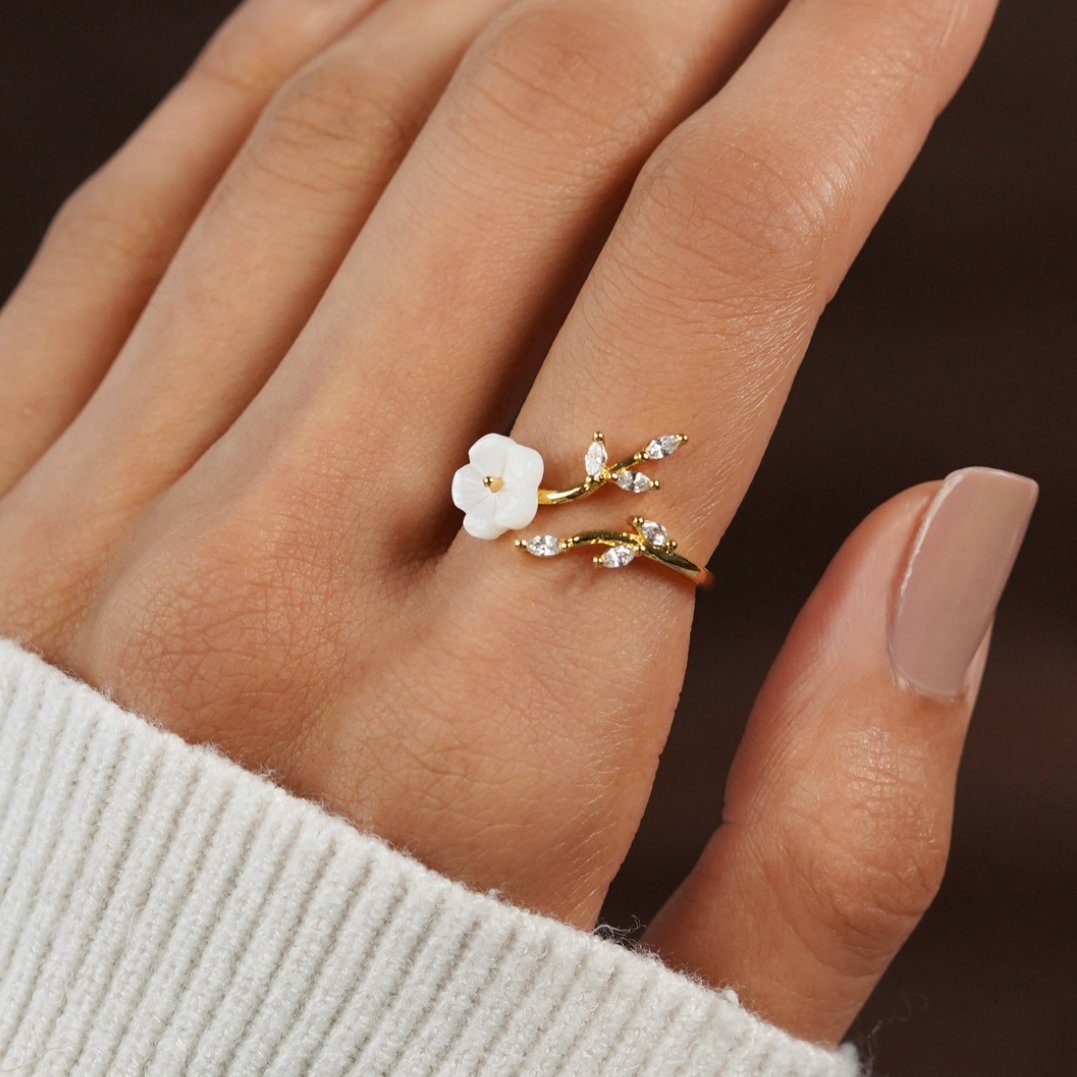 Estela - Elegant White Floral Ring
