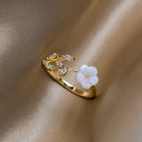 Estela - Elegant White Floral Ring