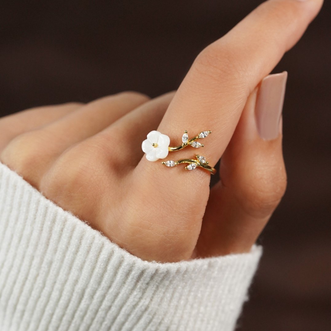 Estela - Elegant White Floral Ring